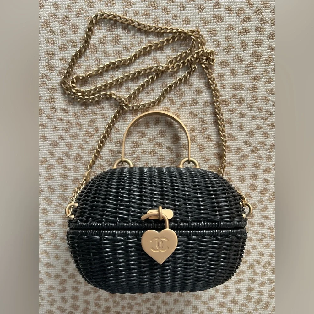 CHANEL Heart Lock Wicker Bag Cruise 2004/2005 ♥️ - Picture 1 of 16